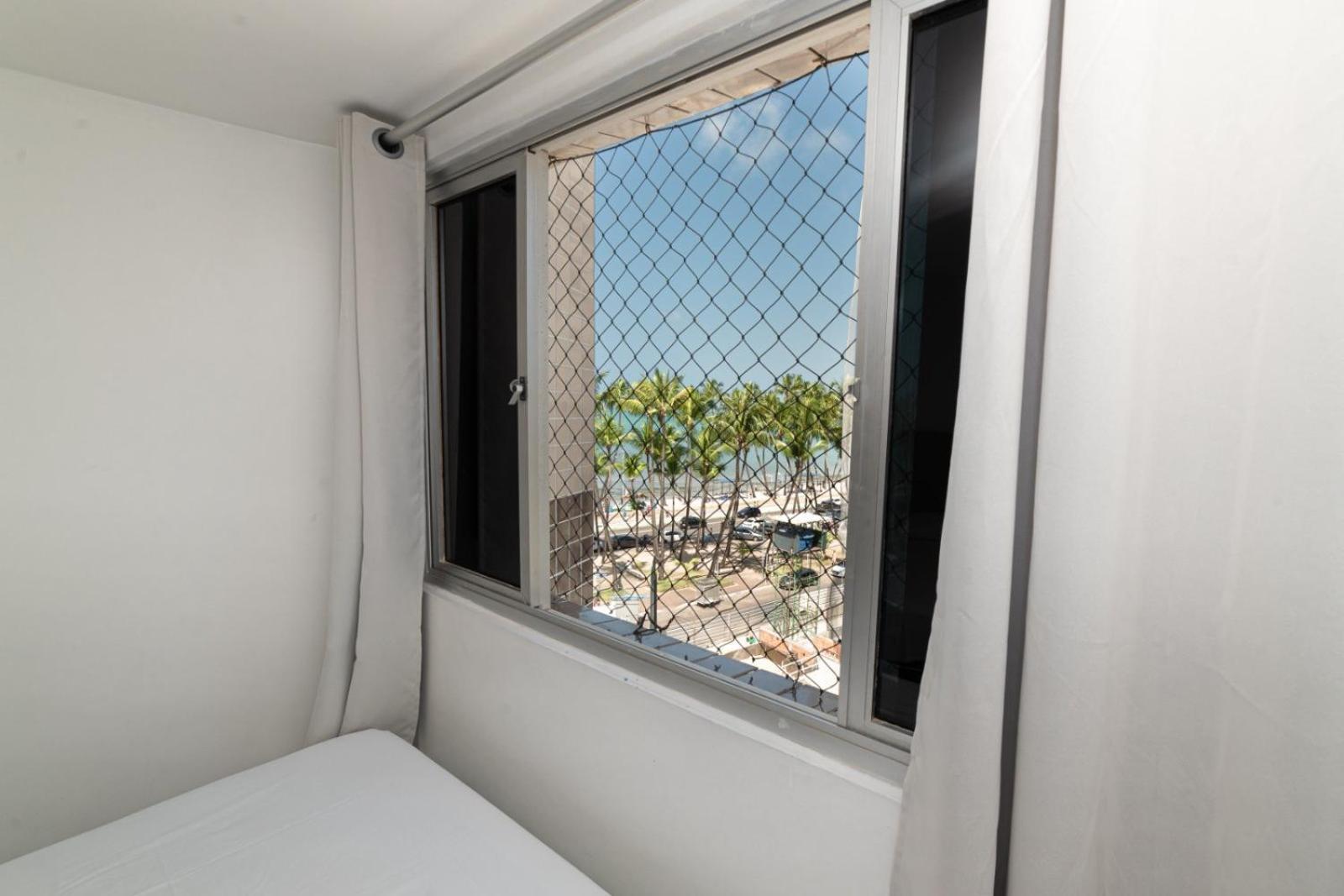 Apartamento Por Temporada Em Ponta Verde, Com 02 Quartos Com Vista Lateral Mar - Localizacao Na Orla De Maceió