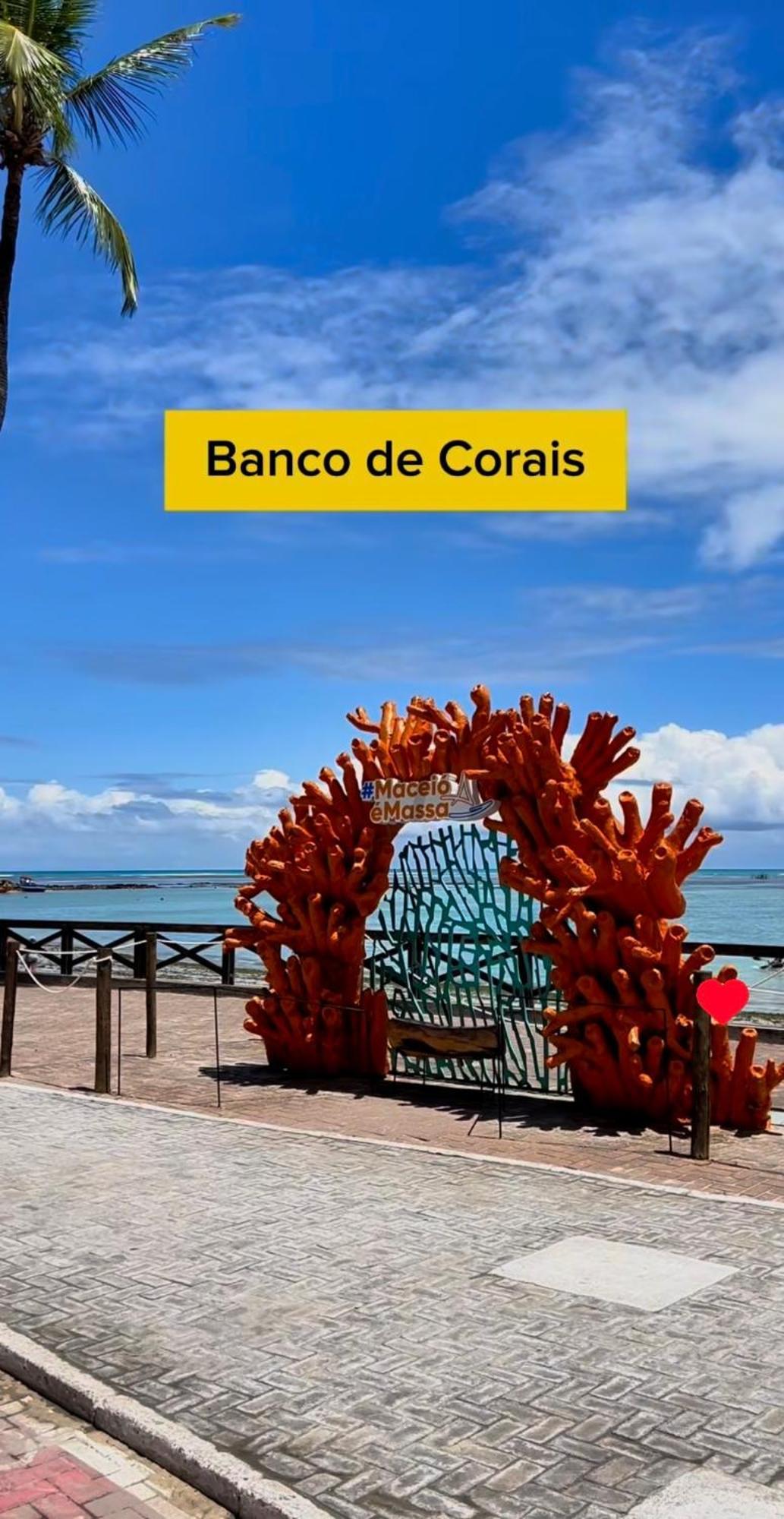 Por Temporada Em Ponta Verde, Com 02 Quartos Com Vista Lateral Mar - Localizacao Na Orla De Apartamento Maceió