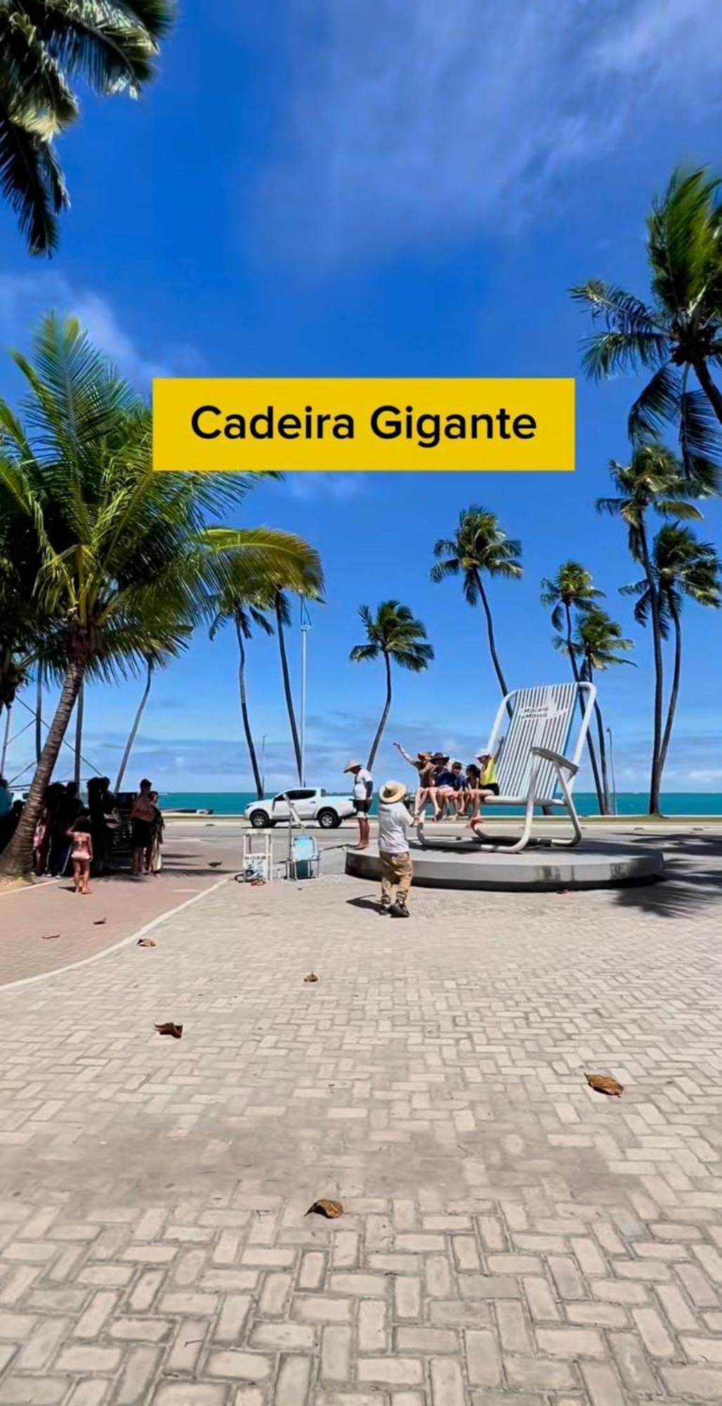 Apartamento Por Temporada Em Ponta Verde, Com 02 Quartos Com Vista Lateral Mar - Localizacao Na Orla De Maceió
