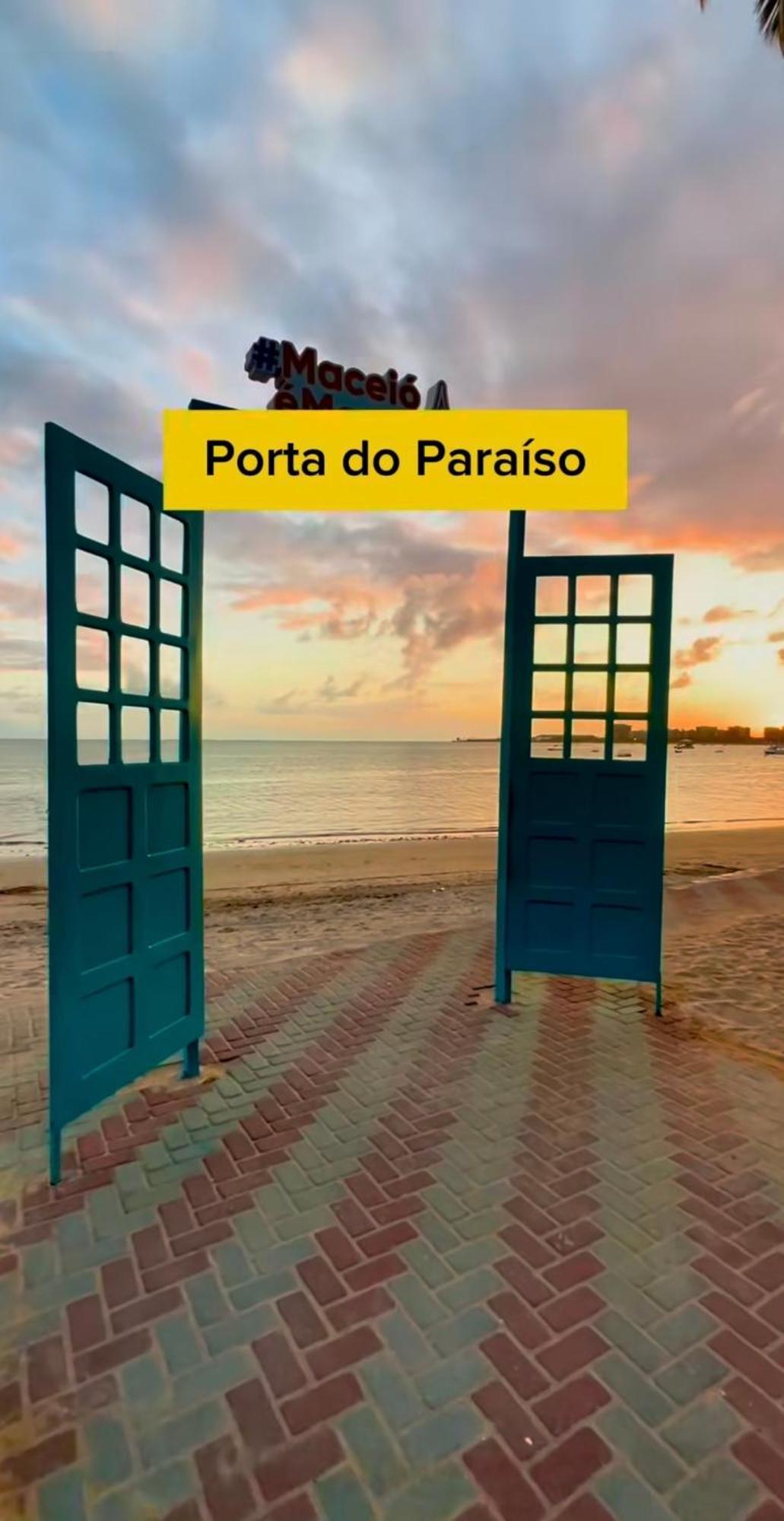 Por Temporada Em Ponta Verde, Com 02 Quartos Com Vista Lateral Mar - Localizacao Na Orla De *