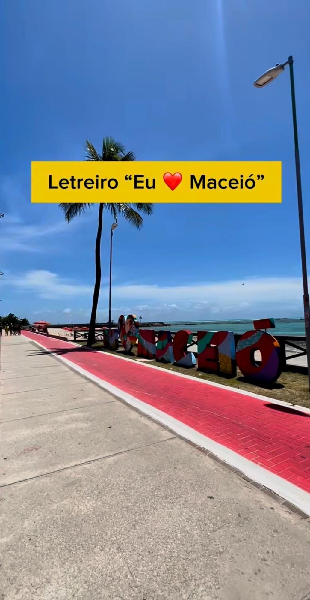 Por Temporada Em Ponta Verde, Com 02 Quartos Com Vista Lateral Mar - Localizacao Na Orla De Maceió