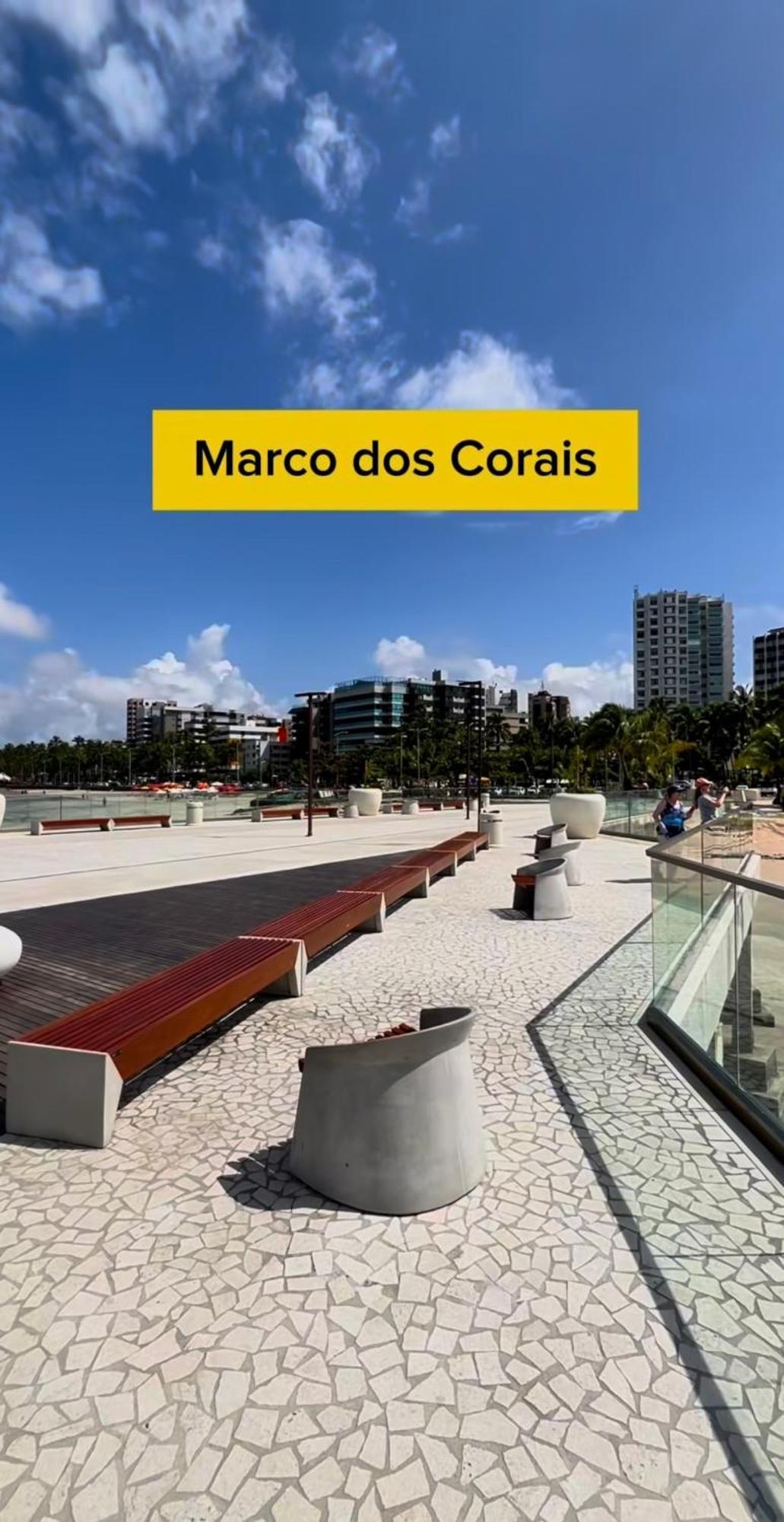 Por Temporada Em Ponta Verde, Com 02 Quartos Com Vista Lateral Mar - Localizacao Na Orla De